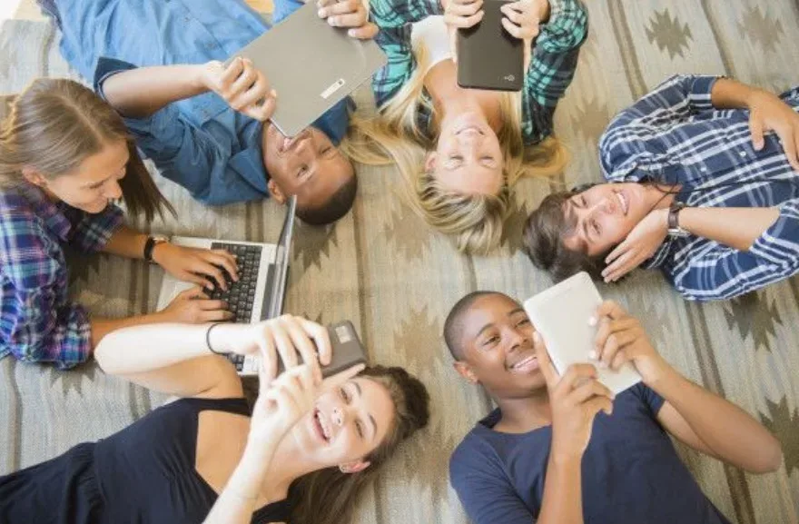 Gaya Hidup Digital Anak Muda: Download Lagu dan Video YouTube Masih Jadi Andalan