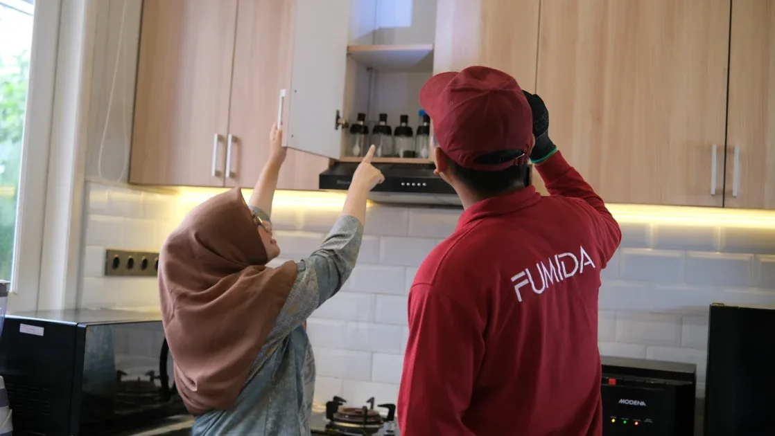 Teknisi Fumida Melakukan Pengecekan