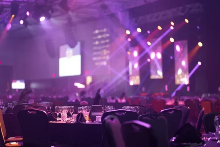 a room filled with lots of tables and chairs